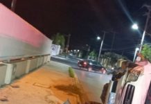 Vuelca unidad en concurrida arteria de zona residencial
