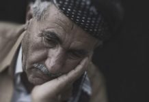 Abuelito deposita por error todos sus ahorros a un desconocido