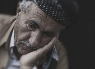 Abuelito deposita por error todos sus ahorros a un desconocido