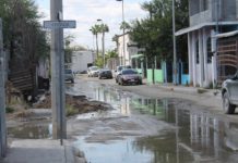 Vecinos padecen por calle inundada