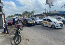 Motociclista herido tras impactarse contra taxi