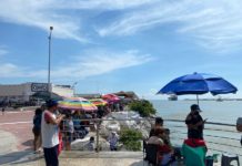 Desde la escollera despiden a familiares que se van a la pesca del camarón.