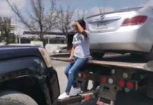 Mujer expone su vida para recuperar su camioneta.