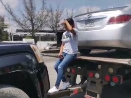 Mujer expone su vida para recuperar su camioneta.