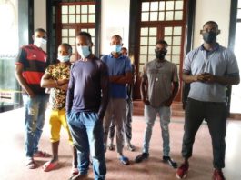 Un vía crucis viven haitianos, acuden a Palacio Municipal en busca de ayuda