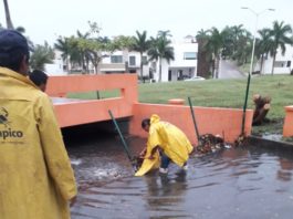 Inundaciones parciales en vialidades y carros varados dejaron lluvias en Tampico