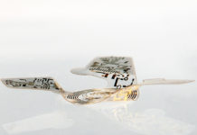 La estructura voladora más pequeña jamás creada por el hombre: construyen un microchip de casi el mismo tamaño que un grano de arena