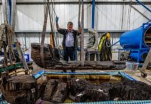 Descubren por ‘accidente’ un “raro” sarcófago de 4.000 años tallado de un tronco en el lago de un campo de golf