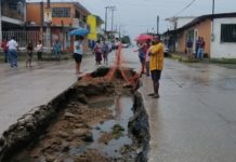 Caen carros en socavón de Comapa Altamira