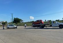 Acelerado conductor choca y vuelca en bulevar Allende