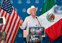 “Los migrantes no van a entrar a Estados Unidos”: advierte embajador de EU Ken Salazar.