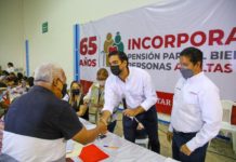 Entregan Alcalde y Delegado del Bienestar tarjetas del adulto mayor