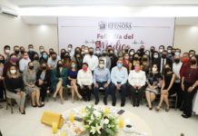 Reconoce Ayuntamiento a los médicos en su día