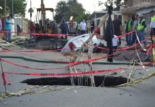 Unidad de PC se ‘hunde’ y cae a enorme socavón