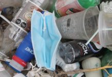 Desechan insumos sanitarios en la calle
