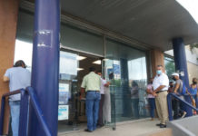 Protestan por falta de aire acondicionado en oficinas de TELMEX