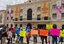 Pescadores protestan por barda en playa del Puerto de Mezquital.