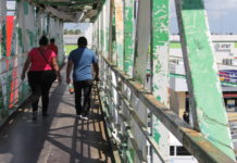 Puente peatonal sigue sin atención