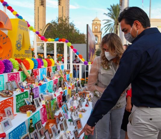 Inauguró Alcalde Carlos Peña Monumental Altar de Muertos