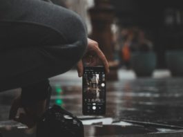 La nueva estafa del celular tirado en un estacionamiento: no lo levantes