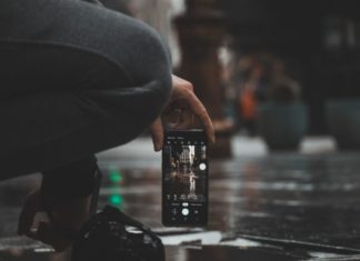 La nueva estafa del celular tirado en un estacionamiento: no lo levantes