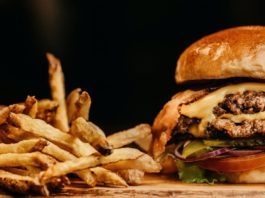 Los alimentos de populares cadenas de comida chatarra contienen unas sustancias químicas dañinas, según un estudio