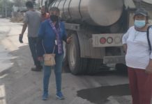 Supervisan ciudadanos trabajo de saneamiento del drenaje sanitario