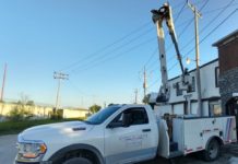 Ilumina Gobierno de Carlos Peña más calles y avenidas de ReynosaIlumina Gobierno de Carlos Peña más calles y avenidas de Reynosa REYNOSA, TAM.- “Continuaremos el programa de iluminación con tecnología LED, terminando de habilitar el 100% de los puntos de luz en la ciudad, lo que suma en el esfuerzo de hacer de Reynosa una ciudad más segura”, aseguró el Presidente Municipal, Lic Carlos Víctor Peña Ortiz. Respecto de este compromiso adquirido con los reynosenses, el sábado 2 de octubre la Dirección de Alumbrado Público destinó una cuadrilla para sustituir 2 lámparas LED de 50 Watts en el primer cuadro de la ciudad, y en la calle Juárez, entre Pedro J. Mendez se reconectó un circuito para alimentar otras 3 unidades. En la calle Hidalgo con Pedro J. Méndez fue instalada una luminaria LED de 50 Watts y fueron reconectadas lámparas ubicadas en Hidalgo con Colón y en Guadalupe Victoria 635, además de instalarse otra nueva en la calle Juárez, frente al número 405. Es objetivo de la administración 2021-2024, que preside el Alcalde Carlos Víctor Peña Ortiz, impulsar de manera permanente el programa de alumbrado para que todas las avenidas de colonias y fraccionamientos en nuestra ciudad brinden mayor seguridad a las familias reynosenses.