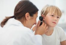 Solicitan inclusión de niños con problemas auditivos