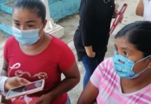 Madres de familia denuncian a directiva de escuela que no entregó exámenes a sus hijos por no cubrir cuota de inscripción
