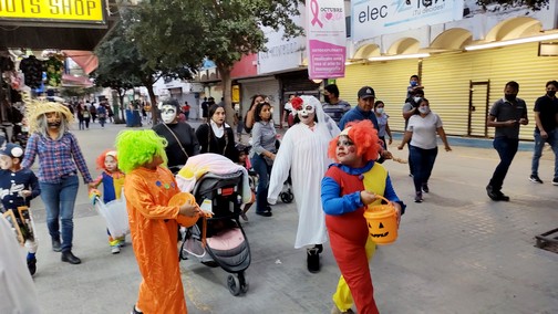 Abarrotan ciudadanos calles de Reynosa por el día de Brujas o Halloween (1)