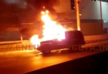 Arde unidad frente a centro de salud