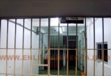 Arrestan a sujeto por molestar a su familia