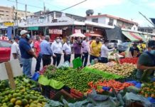 Autoridades piden a locatarios y bodegueros despejen banquetas y vialidad