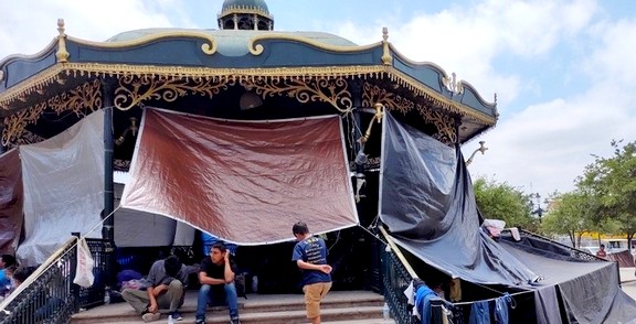 Buscan reubicar a cientos de migrantes hacinados en Reynosa