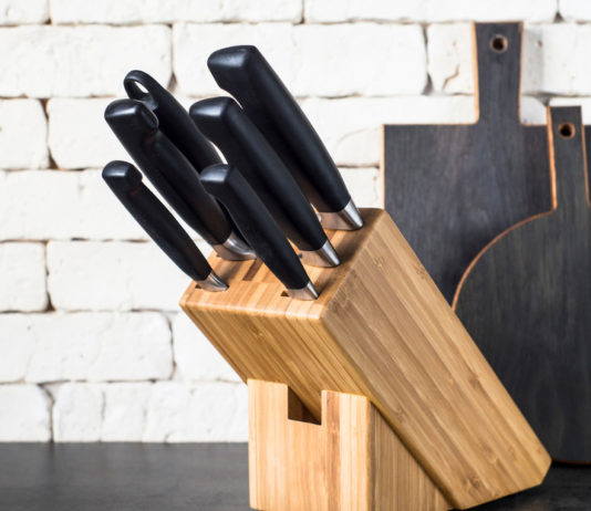 Crean un cuchillo de madera casi 3 veces más afilado que uno de acero inoxidable