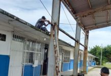 Retiran vigas de techumbre dañada en una escuela de Madero