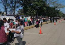 Acompañados de sus papás, jóvenes de 15 a 17 acuden a recibir vacuna anticovid