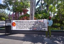 Solitario activista protesta contra Mario Delgado por presunta corrupción
