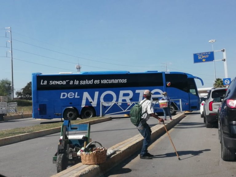 Oleadas de “regios” se vacunan en Hidalgo