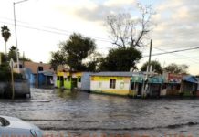 Sufre victima caída en charco de agua y se fractura
