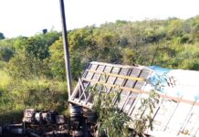 Chófer libra de morir calcinado en el interior de su tráiler, sufre volcadura