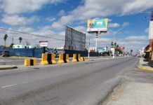 Cierran cruce de Avenida Sexta con J. S. Alcano con bloques de concreto