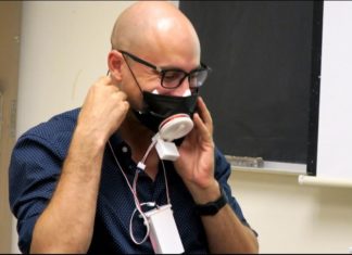 Patentan un cubrebocas con el que se puede comer sin retirarlo