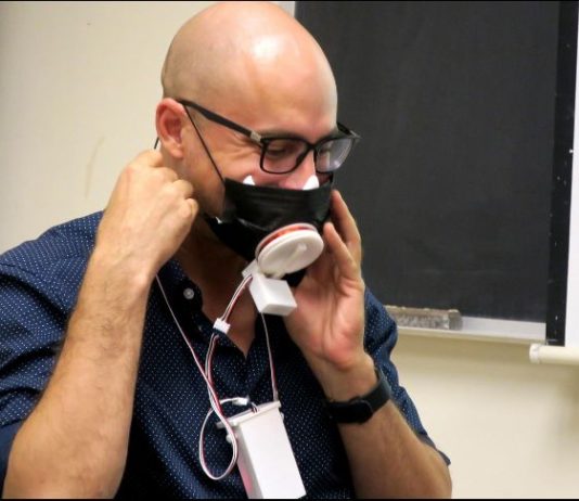 Patentan un cubrebocas con el que se puede comer sin retirarlo