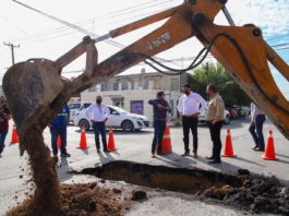 Continúa Alcalde Carlos Peña Ortiz supervisando obras de rehabilitación de redes de drenaje sanitario.