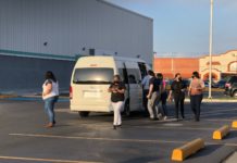 Acuden maestros a Brownsville, Texas por vacunas anticovid.