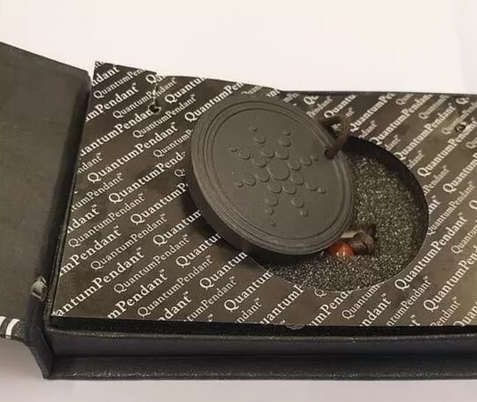 Qué son los colgantes “anti-5G” y qué peligros implican para la salud