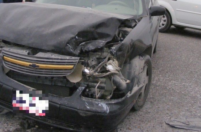 Chocan unidades y dejan solo daños en concurrida carretera