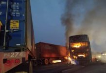 Choque entre camioneta, autobús de Transpaís y tráiler deja 5 muertos